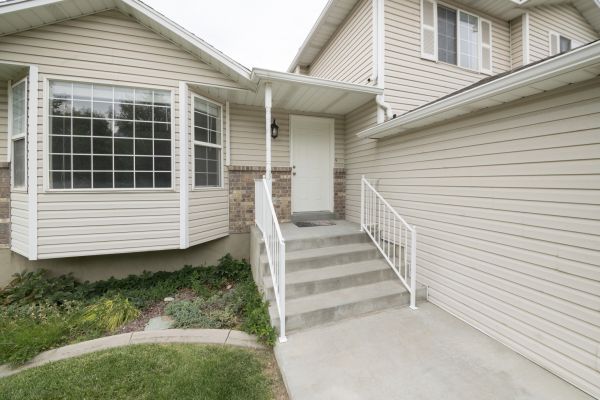 Cost of White Vinyl Siding Replacement in Folsom